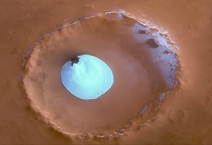 Agua helada dentro de un cr&aacute;ter. / Mars Express
