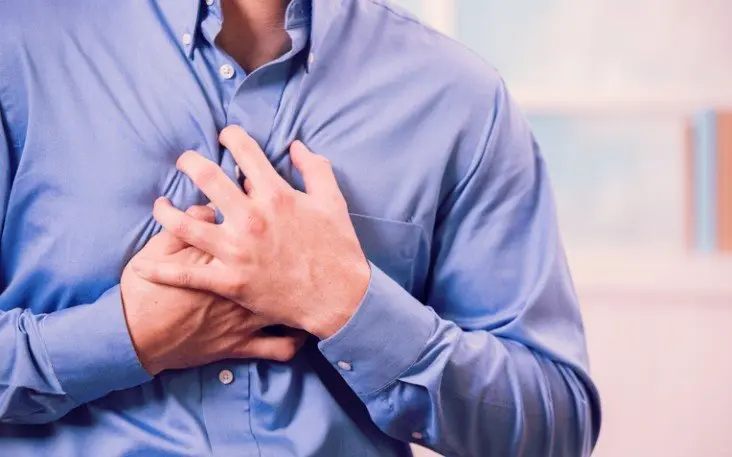 Una hombre toc&aacute;ndose el pecho. Pexels