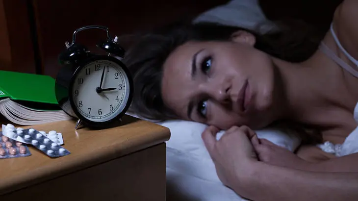 Una mujer sin poder dormir. / Mundiario