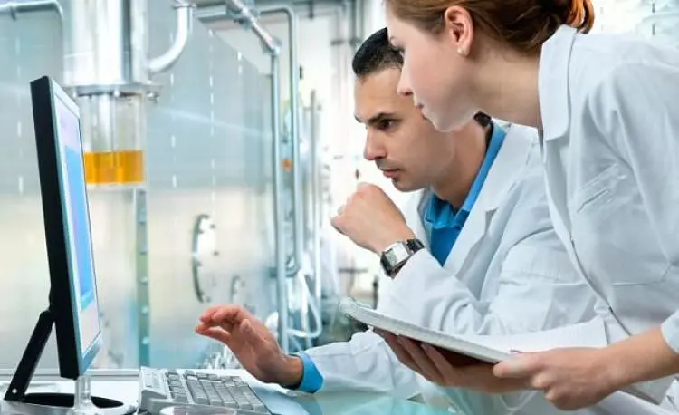 Cient&iacute;ficos en un laboratorio. / RR SS.