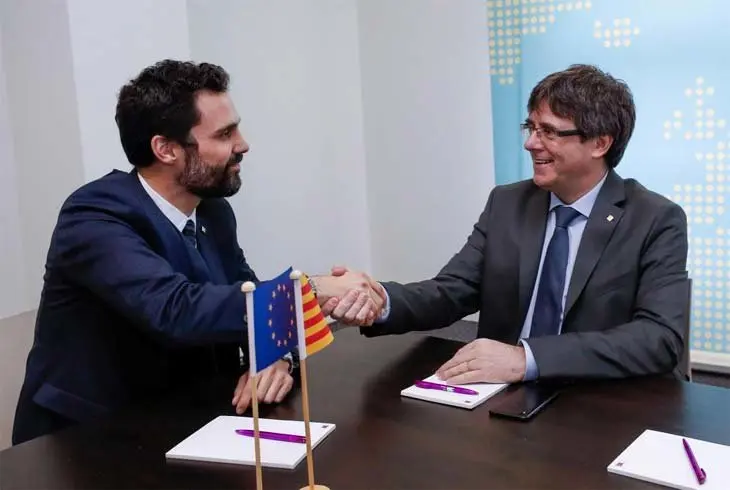 Roger Torrent y Carles Puigdemont. / @lesoir (Twitter)