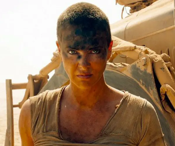 Charlize Theron como Furiosa en Mad Max. Productora.
