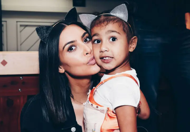 Kim Kardashian, empresaria, con su hija North West. Instagram.