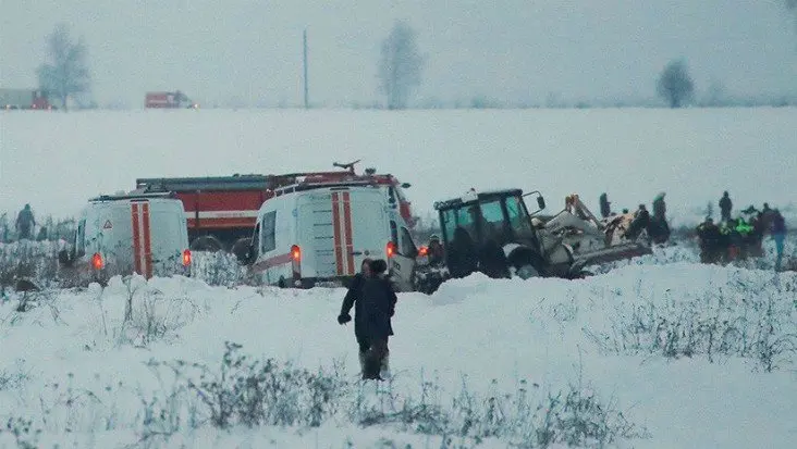 Autoridades examinando la zona del accidente de avi&oacute;n. AN-148 / Twitter @ActualidadRT