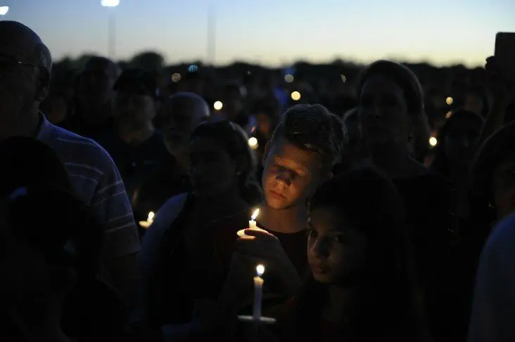 Vigilia en Florida tras el tiroteo en la escuela secundaria Marjory Stoneman Douglas en febrero de 2018. / Twitter @lajornadaonline