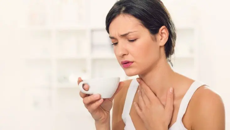 Mujer con dolor de garganta. Pexels