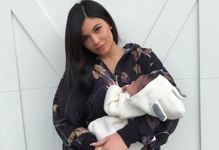 Kylie Jenner, empresaria, junto a su hija Stormi. Instagram 