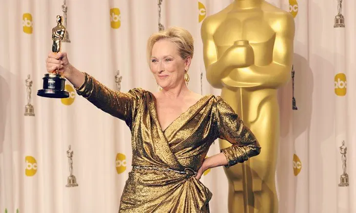 Meryl Streep mostrando su premio como Mejor Actriz en 2012. / RR SS
