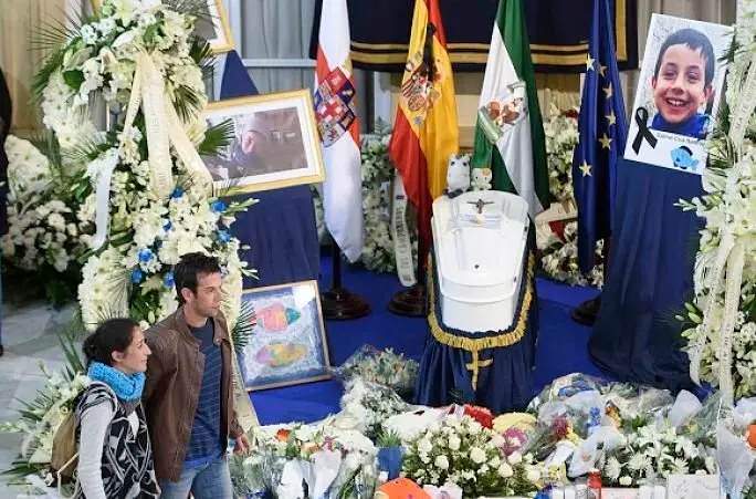 Patricia Ramírez y Ángel Cruz, padres de Gabriel, en la capilla ardiente del niño. / La Voz de Almería
