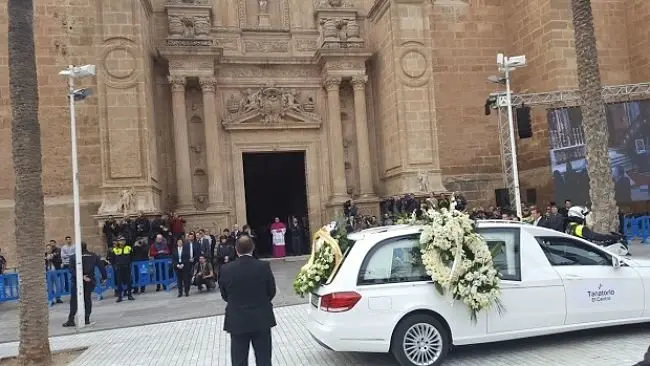 Traslado del cad&aacute;ver de Gabriel. / La Voz de Almer&iacute;a