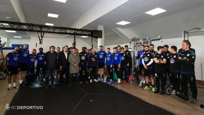 El alcalde de A Coruña protagoniza un acto con la plantilla del Deportivo. / RCD