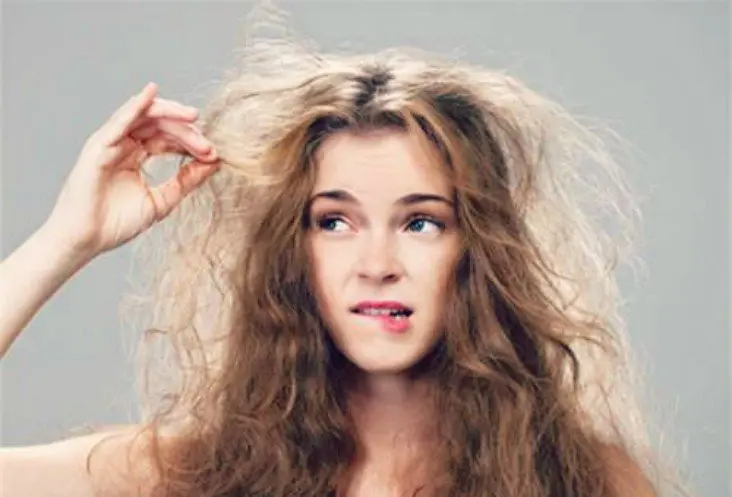 Mujer con el cabello maltratado. / RR SS