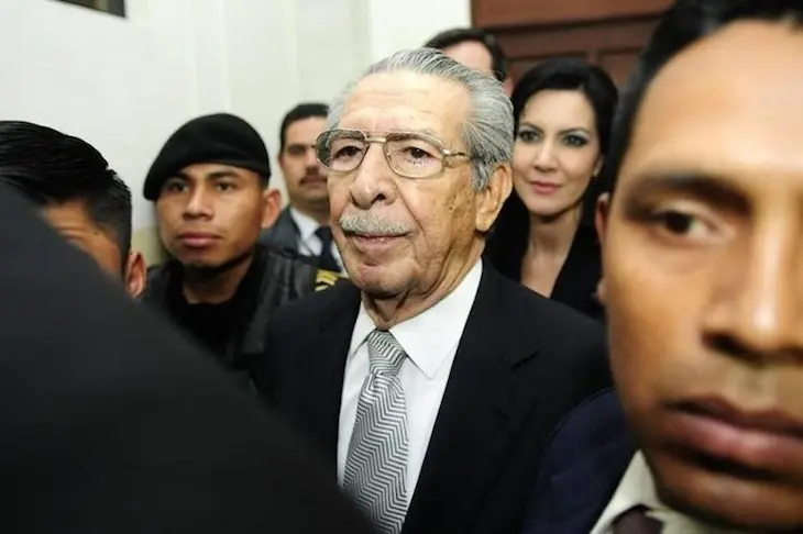 Efraín Ríos Montt a la salida de una sala de tribunales. / Twitter-Prensa Libre.