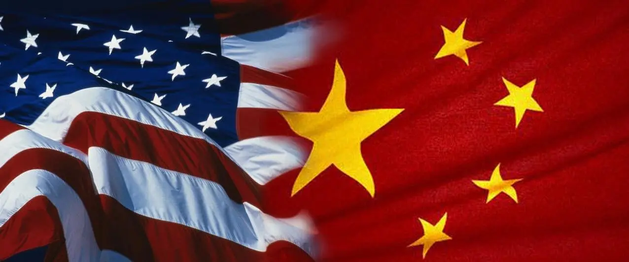 Banderas de EE UU y China.