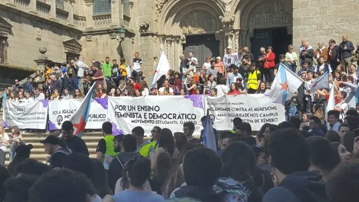 Los manifestantes de Compostela celebraron una asamblea en Praza das Prater&iacute;as. / Pilar Grela