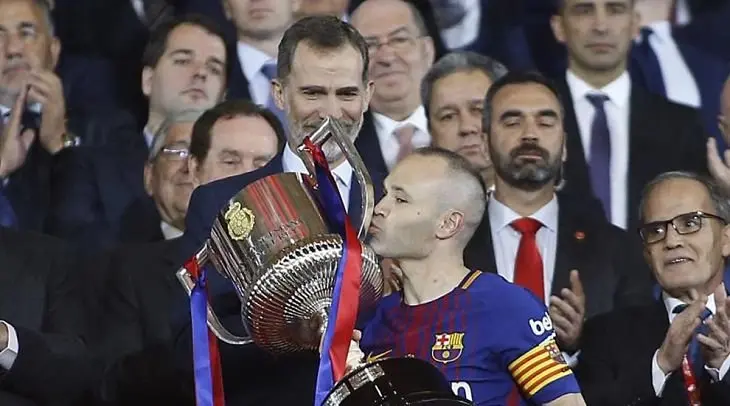 Iniesta levanta la Copa en presencia del Rey.