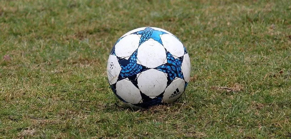 Bal&oacute;n de f&uacute;tbol. / RR SS.
