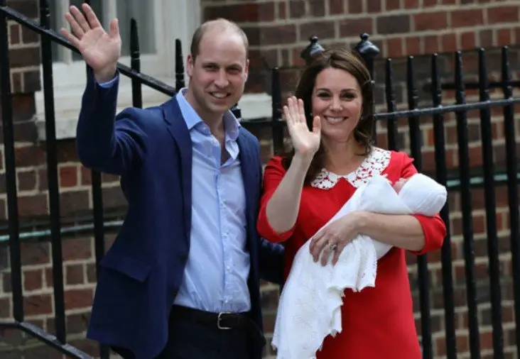 El pr&iacute;ncipe Guillermo con su esposa Kate Middleton y su hijo reci&eacute;n nacido. RR SS
