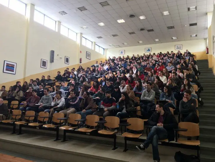 Conferencia en el interior de la Facultad de Econom&iacute;a de la USC. / @cole_eco_coruna