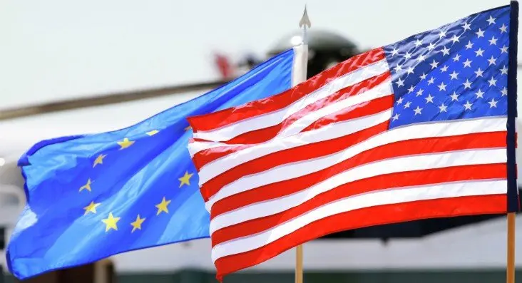 Banderas de Europa y EE UU. / RR SS