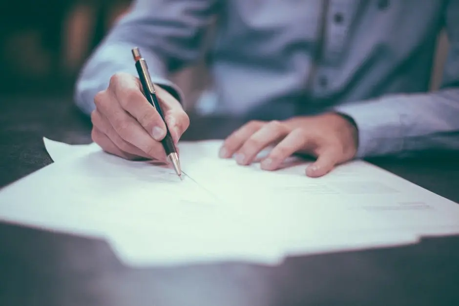 Joven escribiendo. / Infoempleo