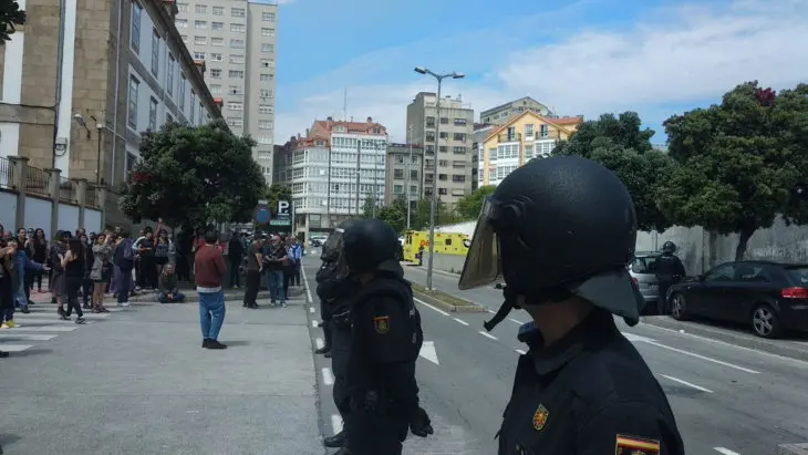 La polic&iacute;a nacional durante el desalojo de "A Insumisa". / Redes Sociales