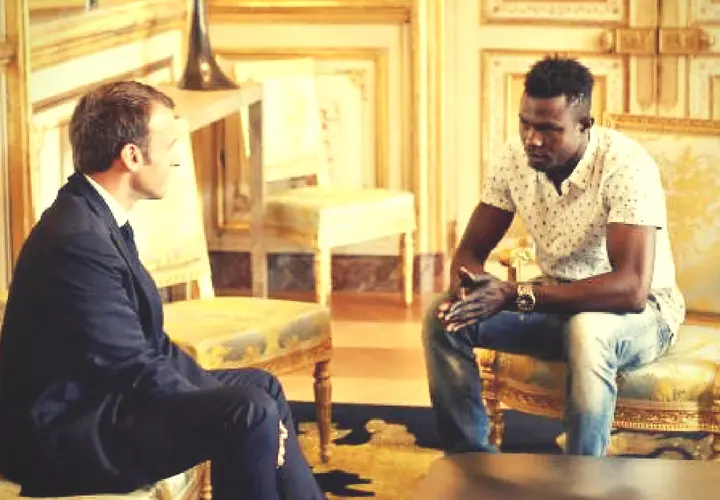 Emmanuel Macron, presidente de Francia, junto a Mamoudou Gassama. RR SS (1)