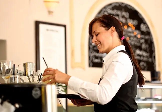 Empleada de un hotel. / RR SS.