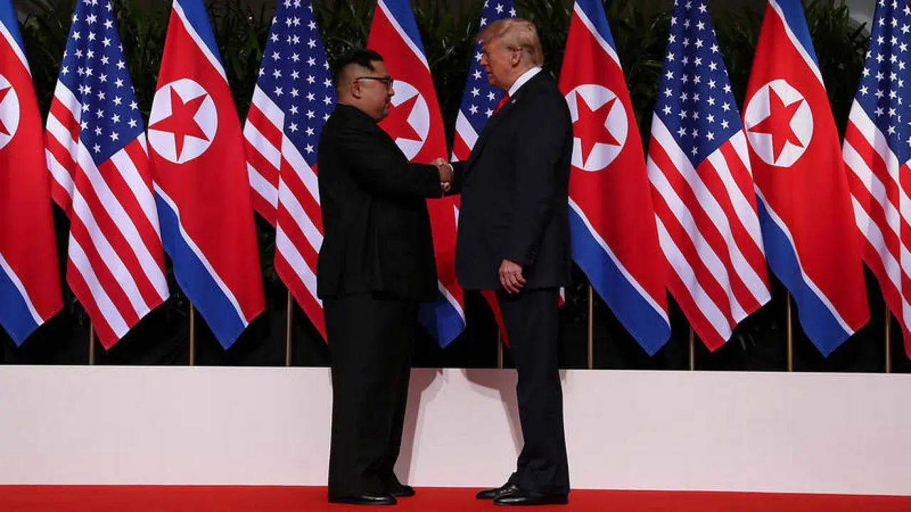 Kim Jong un y Donald Tump se dan la mano al comienzo de la cumbre. / RTVE