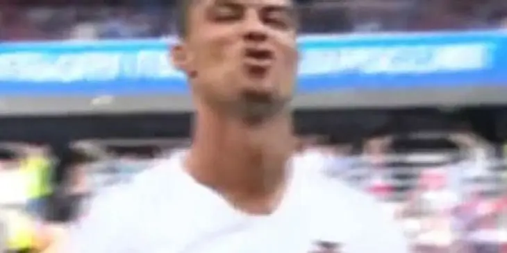 Momento del gesto de Ronaldo ante los gritos_opt