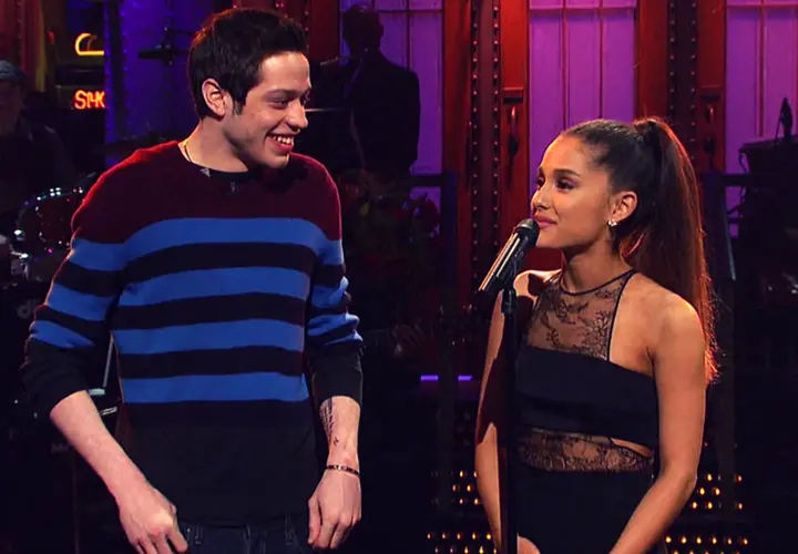 Ariana Grande, cantante y actriz; y Pete Davidson, comediante. RR SS.