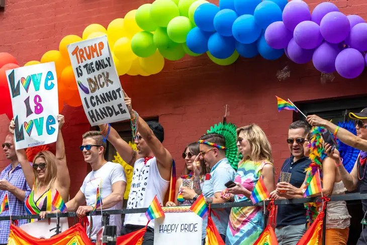 Carteles anti-Trump en la marcha del Orgullo Gay. / Foto: Enrique Shore