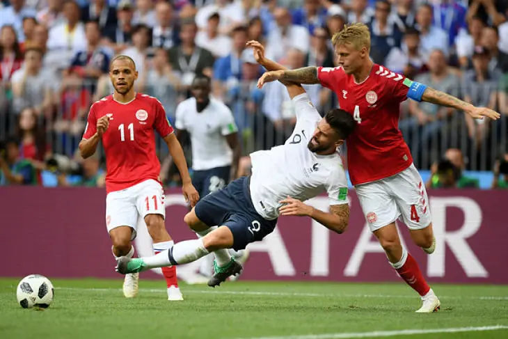 Olivier Giroud, de Francia, siendo marcado por un jugador dan&eacute;s_opt