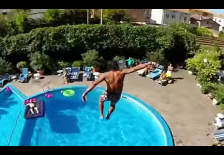 Joven saltando de un balc&oacute;n. Captura.