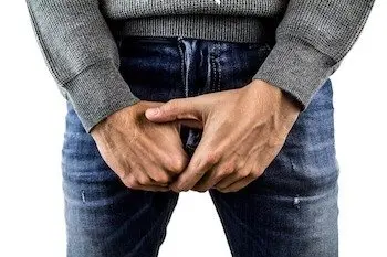 Hombre tocándose los testículos. / LEOlytics