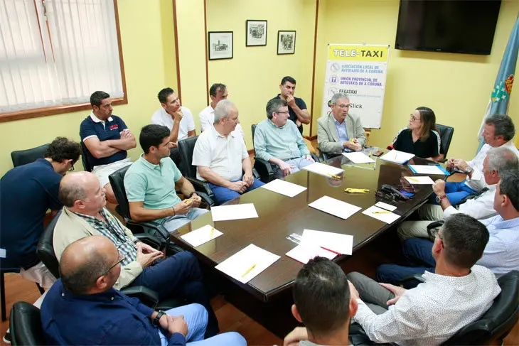 La conselleira de Infraestructuras y Vivienda, Ethel V&aacute;zquez, en un encuentro con Fegataxi y Radiotaxi. / Xunta de Galicia