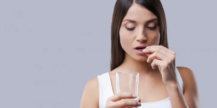 Mujer tomando una pastilla. / Onmeda.es.