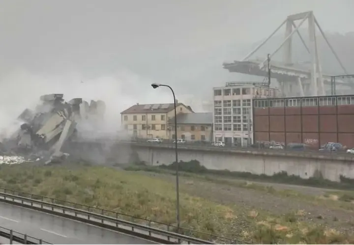 Puente ca&iacute;do de Morandi, en G&eacute;nova. RR SS.