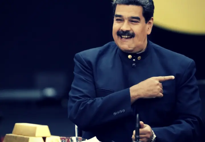 Nicol&aacute;s Maduro, presidente de Venezuela, mostrando algunos lingotes de oro. RR SS.