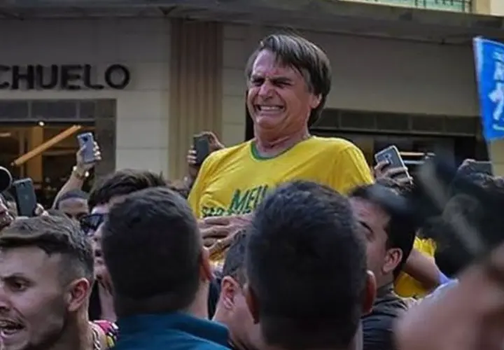 Momento en que apu&ntilde;alan a Jair Bolsonaro, candidato a la presidencia de Brasil. RR SS (1)