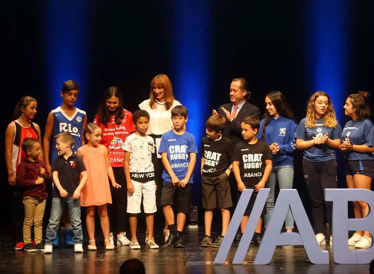 La secretaria xeral para o Deporte, Marta M&iacute;guez, y el presidente de ABANCA, Juan Carlos Escotet Rodr&iacute;guez, junto a j&oacute;venes deportistas. / Abanca