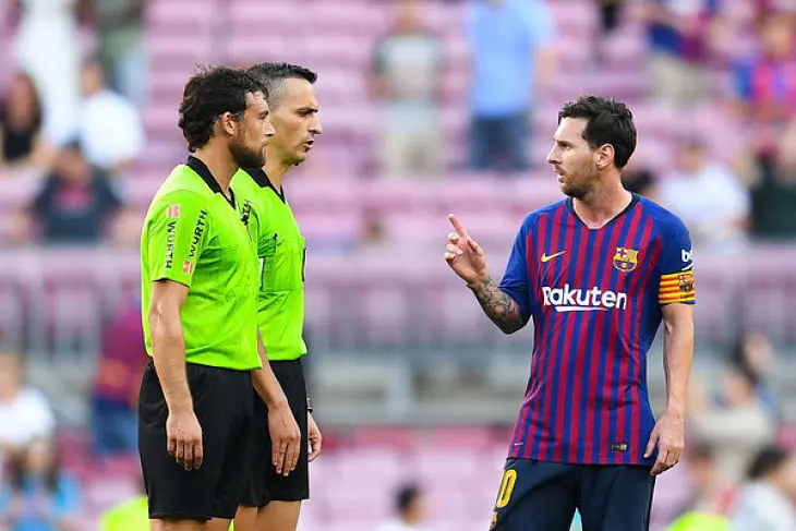 Lionel Messi recriminando a los &aacute;rbitros del partido_opt