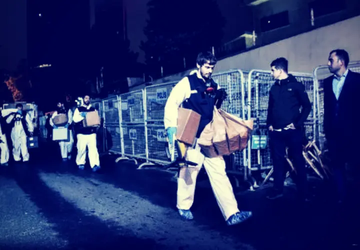 Polic&iacute;a truca saliendo del consulado saud&iacute;. RR SS.