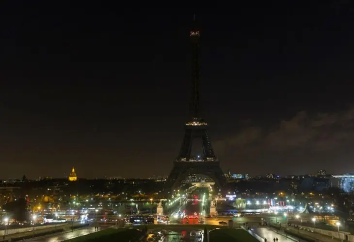 Torre Eiffel apagada. / El Universal.