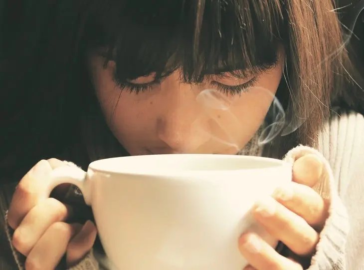 Chica tomando caf&eacute;. / Pexels.com.