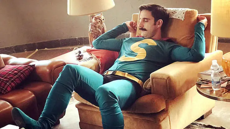 Superlópez echando una siesta.