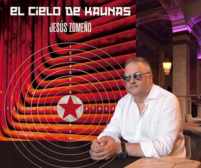 El escritor Jes&uacute;s Zome&ntilde;o y la cubierta de su novela El cielo de Kaunas