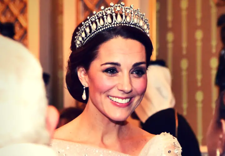 Kate Middleton, princesa de Gales, llevando la tiara Lover&rsquo;s Knot. / RR SS.