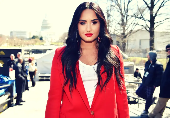 Demi Lovato, cantante y actriz. RR SS.