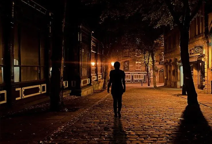 Mujer andando de noche. / Pixabay